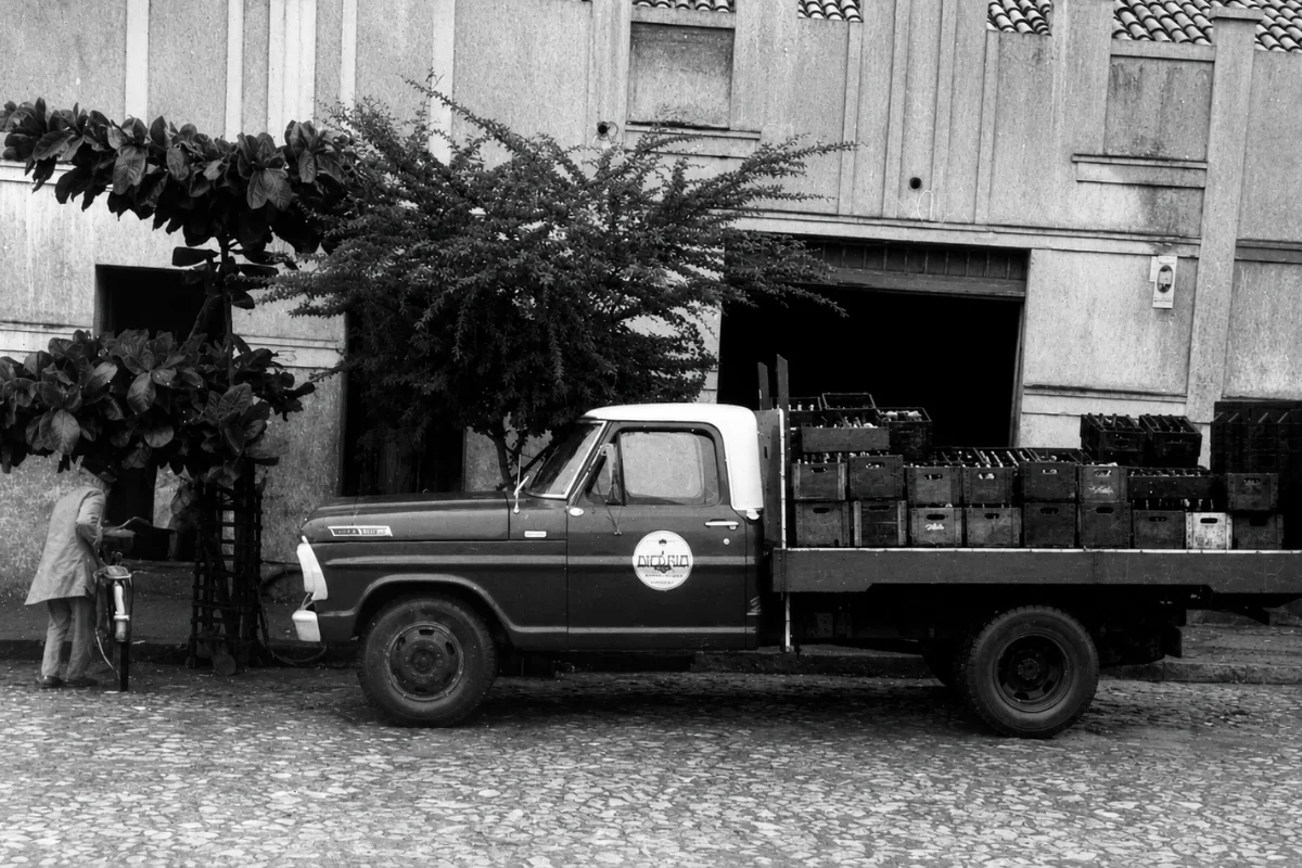 Caminhão histórico da Delrio carregado com caixas de bebidas.